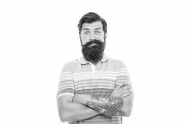 Şüpheli sakallı adam. Kaşlarını kaldıran şüpheli bir adam. Tıraşsız bir adam kollarını çapraz tutuyor..