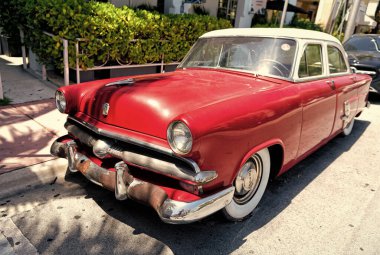 Miami Beach, Florida USA - 14 Nisan 2021: Red Retro Ford, köşe manzaralı. Antika antika araba..