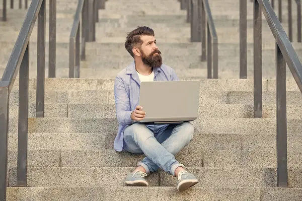 Hayalperest adamın merdivenlerde çevrimiçi video bağlantısı var. Adamın bilgisayarında çevrimiçi video bağlantısı var. Adamın dışarıda online video iletişimi var. Adamın dışarıda internet bağlantısı var..