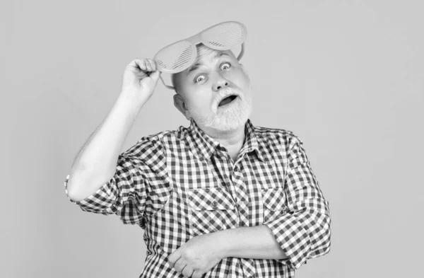 Verblüffter Alter Mann Karierten Hemd Mit Partybrille Auf Gelbem Hintergrund — Stockfoto