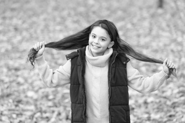 Chica Feliz Sosteniendo Pelo Caer Aire Libre Chica Adolescente Con — Foto de Stock