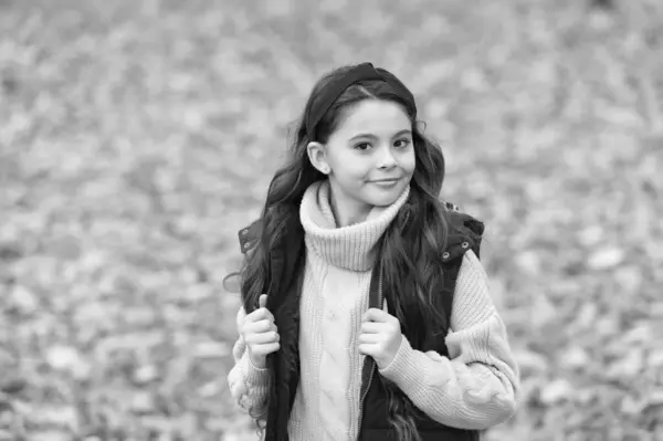 Осенняя Девочка Счастливый Подросток Наслаждается Осенней Прогулкой Природе Девочка Подросток — стоковое фото