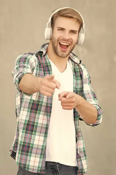 Smějící Muž Venku Poslouchá Hudbu Muž Poslouchající Hudbu Kostkované Košili — Stock fotografie