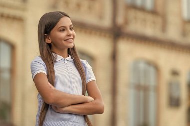 Açık havada genç kız portresi, uzay reklamının fotokopisi. Genç kız portresinin fotoğrafı. Genç kız portresi. Uzun saçlı genç kız portresi.