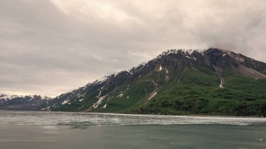 Varış yeri buzlu dağda. Gideceğimiz yerin dağdaki fotoğrafı. Varış noktası dağda. varış noktası karlı dağda.