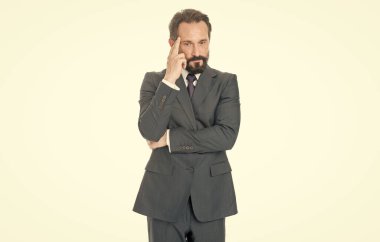 Stüdyoda iş adamı olduğunu düşünüyor. Arka planda işadamı patronu. İş adamının fotoğrafı. İşadamı beyaz üzerine izole edilmiş.