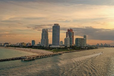 Günbatımında Miami Skyline gökdeleni manzarası. Miami Skyline gökdelen binaları. Miami 'nin gökdeleninin fotoğrafı. Miami Skyline gökdelen görüntüsü.