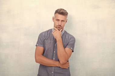 Stüdyoda yakışıklı, beyaz, olgun bir adam. Kafkas kökenli olgun bir adam. Kafkasyalı olgun bir adamın fotoğrafı. Kafkasyalı olgun bir adam gride izole edilmiş..