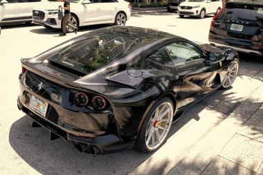 Miami Beach, Florida ABD - 15 Nisan 2021: siyah ferrari F12 Berlinetta supercar, köşedeki yüksek açı.