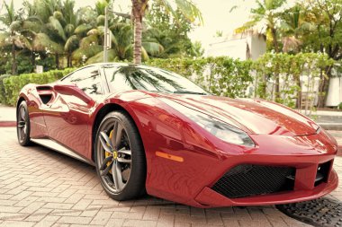 Miami Beach, Florida USA - 18 Nisan 2021: kırmızı Ferrari 488 GTB, köşe açısı alçak.