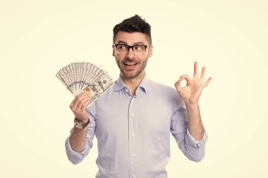 Hızlı para. Stüdyoda beyaz banknotlar tutan adam şaşırdı. Kredi ve kredi için banka parası. Nakit para.