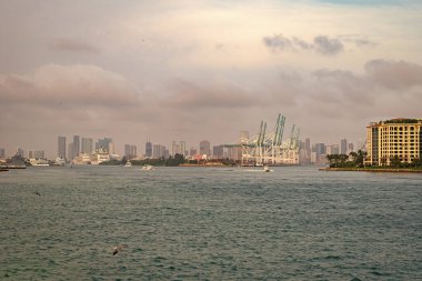 Miami, Florida ABD - 19 Nisan 2021: Miami Limanı 'ndaki şehir manzarası.