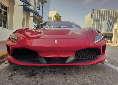 Los Angeles, Kaliforniya ABD - 24 Mart 2021: kırmızı Ferrari F8 Tributo lüks spor araba supercar ön görüş.