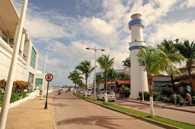 Cozumel, Meksika - 24 Aralık 2015: Deniz feneri ile gezinme caddesi.