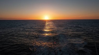 Denizde gün batımının görüntüsü. Deniz doğasında gün batımı. Deniz manzarasında gün batımı. Deniz suyunda güzel bir gün batımı.