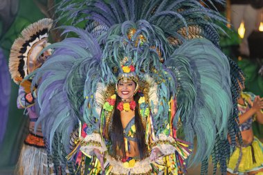 Parintins, Brezilya - 06 Aralık 2015: samba Brezilyalı karnaval dansçısı.