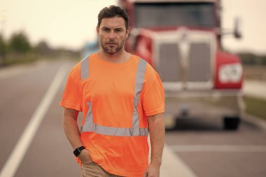 Kamyon şoförü dışarıda yürüyen lojistiği temsil ediyor. Lojistik konsepti olan kamyon şoförünün görüntüsü. Kamyon şoförü lojistiği temsil ediyor. Kamyon sürücüsü lojistik kavramını gösteriyor.