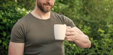 Kahveli bir adamın kesilmiş fotoğrafı. Kahveli adam. Şapkalı bir adam. Dışarıdaki kahveli adam..