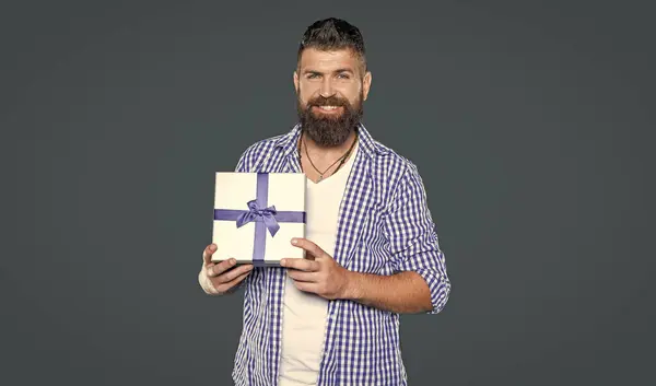 Счастливый Взрослый Бородатый Мужчина Настоящей Коробкой Сером Фоне — стоковое фото