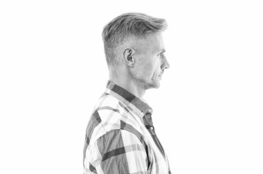 Kareli gömlekli, kır saçlı adam profili. Tıraşsız erkek derisi. Stüdyodaki boz adam profili. Tıraşsız yetişkin profili beyaz arka planda izole edildi.