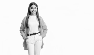 Modayı takip eden kız. Modayı takip eden genç kız beyaz arka planda fotokopi afişi ile izole edilmiş. Stüdyoda modaya uygun bir genç kız. Modayı takip eden genç kızlar tişört giyer..