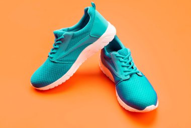 Turuncu arka plan ve spor eğitimi için bir çift ayakkabı..