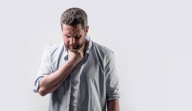 Taklit alanı olan sakallı olgun bir adam. Sakallı, olgun bir adamın fotoğrafı. Kirli sakallı, normal gömlekli olgun bir adam. Gri arka planda sakallı, olgun bir adam..