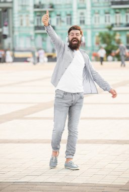 Açık havada müzik kulaklıklarıyla hipster olmanın mutluluğu. Müzik kulaklıklı hippi dışarıda. Sokaktaki müzik kulaklıklı hippi. Müzik kulaklıklı hipster 'ın fotoğrafı..