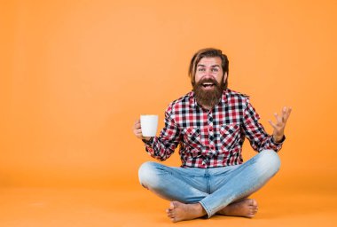Bu hoşuma gitti. Sana da günaydın. Enerjik, sıcak bir içecek. İlham için biraz kahveye ihtiyacım var. Güne mükemmel bir başlangıç. Şaşırmış sakallı adam sabah kahvesini içiyor. Adam fincandan sıcak çay içiyor..