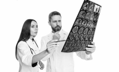 Doktor nörologun ellerinde seçici röntgen taraması. Radyolojide doktor nörolog. Doktor nörolog, beyazdan izole edilmiş röntgene bakıyor. Doktor nörolog beyin röntgenini stüdyoda tutuyor..