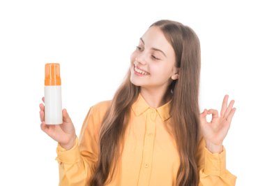 Deri losyonu sprey şişesi. Gençler için kozmetik ürünler sunuyorum. Çocuk duş jeli kullanıyor. Çocuk saçlarını şampuanla temizliyor. Günlük alışkanlıklar ve kişisel bakım. saç düzleştirici ile saç durumu.