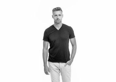 Beyaz arka planda izole edilmiş yakışıklı, olgun, kır saçlı adam. Gri tişörtlü, kır saçlı adam. Boz adam tarzı. Grimli adamın stüdyo çekimi..