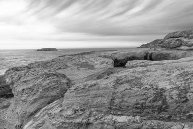 Oregon doğasının deniz ve gökyüzü ile sahil uçurumu.