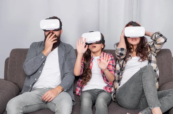 Çocuklu hayret verici ebeveynler evde, video gözlükleriyle, gelecekteki teknolojiyle birlikte vakit geçiriyorlar..