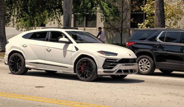 Miami Beach, Florida ABD - 15 Nisan 2019 Giallo Auge Lamborghini Urus, köşe manzaralı.