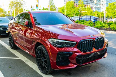 New York, ABD - 10 Mayıs 2020 BMW X6 M yarışma arabası kırmızı renk, ön köşe manzaralı.