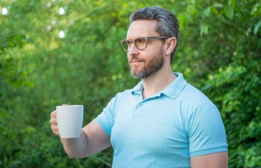 Neşeli adamın fotoğrafı kahvenin tadını çıkar. Adam kahveyi seviyor. Adam sabahları kahvenin tadını çıkarıyor. Adam dışarıda kahveyi seviyor..