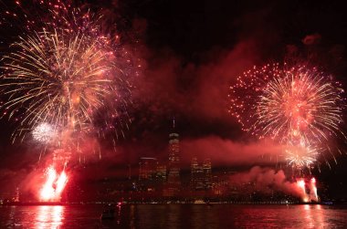 New York Manhattan havai fişekleri arifesinde. Manhattan 'da havai fişekler. New York 4 Temmuz Havai fişekleri. Flashing Fireworks ile New York City Skyline Manhattan. Bağımsızlık Günü