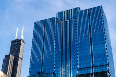 Camsı yüzlü bir gökdelen. Modern cam bina. Metropolis City 'de bir gökdelen. Gökdelenli şehir. İş yerindeki ofis binası. Gökdelen mimarisi. Şehir mimarisi.