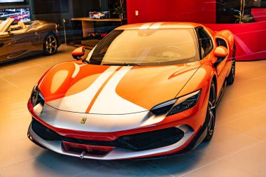 New York City, ABD - 09 Ağustos 2023: Ferrari 296 GTS 2022 sergi salonunda akort edilmiş spor araba, en ön manzara.