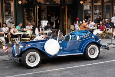 New York City, ABD - 30 Haziran 2023: Excalibur Serisi III phaeton sürücü yan görünümü.