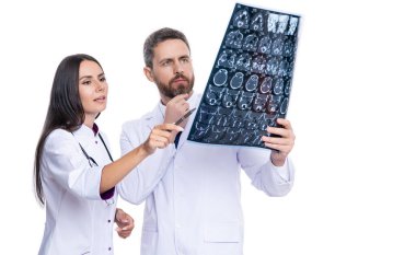 Doktor kaliteli sağlık hizmeti veriyor. Sağlık ve ilaç. Tıbbi klinikte teşhis muayenesinde olan bir doktorla sağlık hizmeti. Doktor ve Radyolog MRI taramasında teşhisi tartıştılar. Boşluğu kopyala.