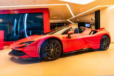 New York, ABD - 09 Ağustos 2023: Ferrari SF90 Stradale spor spor araba galeride, yan manzara.