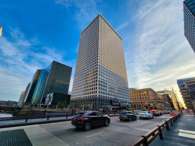 Chicago, ABD - 27 Nisan 2023: Chicago şehir sokağı gökdelen manzaralı.