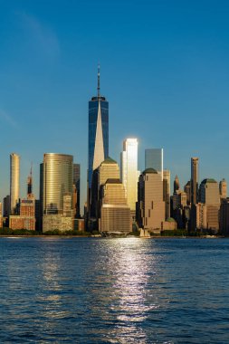 Manhattan gün batımında ufuk çizgisi. New York şehri. New York 'un gökdelen binası. Kentsel mimari. Manhattan ve Hudson River şehir merkezinde. Metropolitan şehir manzarası. New York şehir merkezinde güneşli.