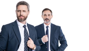 Takım elbiseli iki iş adamı. İş ekibi çalışması ve işbirliği. Ortaklık kavramı. Ortak takımı. Başarılı ortaklık. İş ekibi başarısı. İş ortağı beyazla izole edilmiş. Pankart.