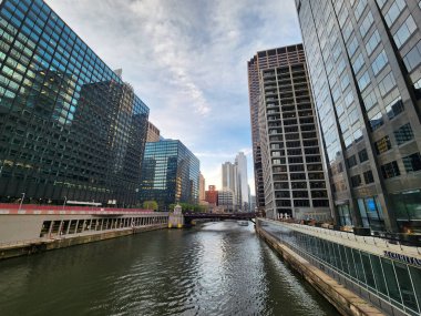 Chicago, ABD - 27 Nisan 2023: Şikago şehir merkezi gökdeleni mimari binası olan Chicago Nehri 'nde.