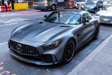New York City, ABD - 09 Ağustos 2023: Mercedes Benz AMG GT 2018 spor araba, ön manzara.