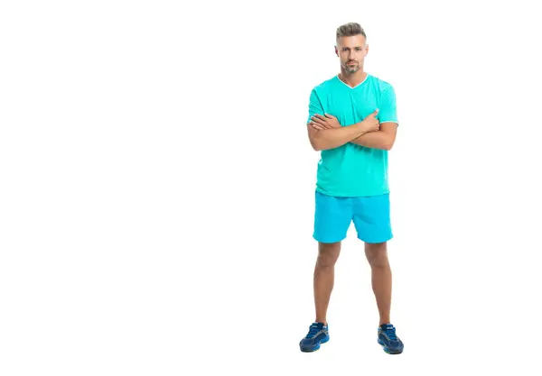 잘생긴 남자는 피트니스 스튜디오 광고에서 스포츠를 훈련의 체육관에서 밖으로 남자의 — 스톡 사진