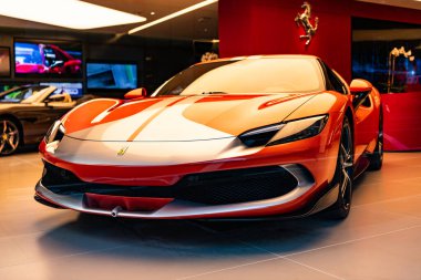 New York City, ABD - 09 Ağustos 2023: Ferrari 296 GTS 2022 sergi salonunda akort edilmiş spor araba, alçak görüş.